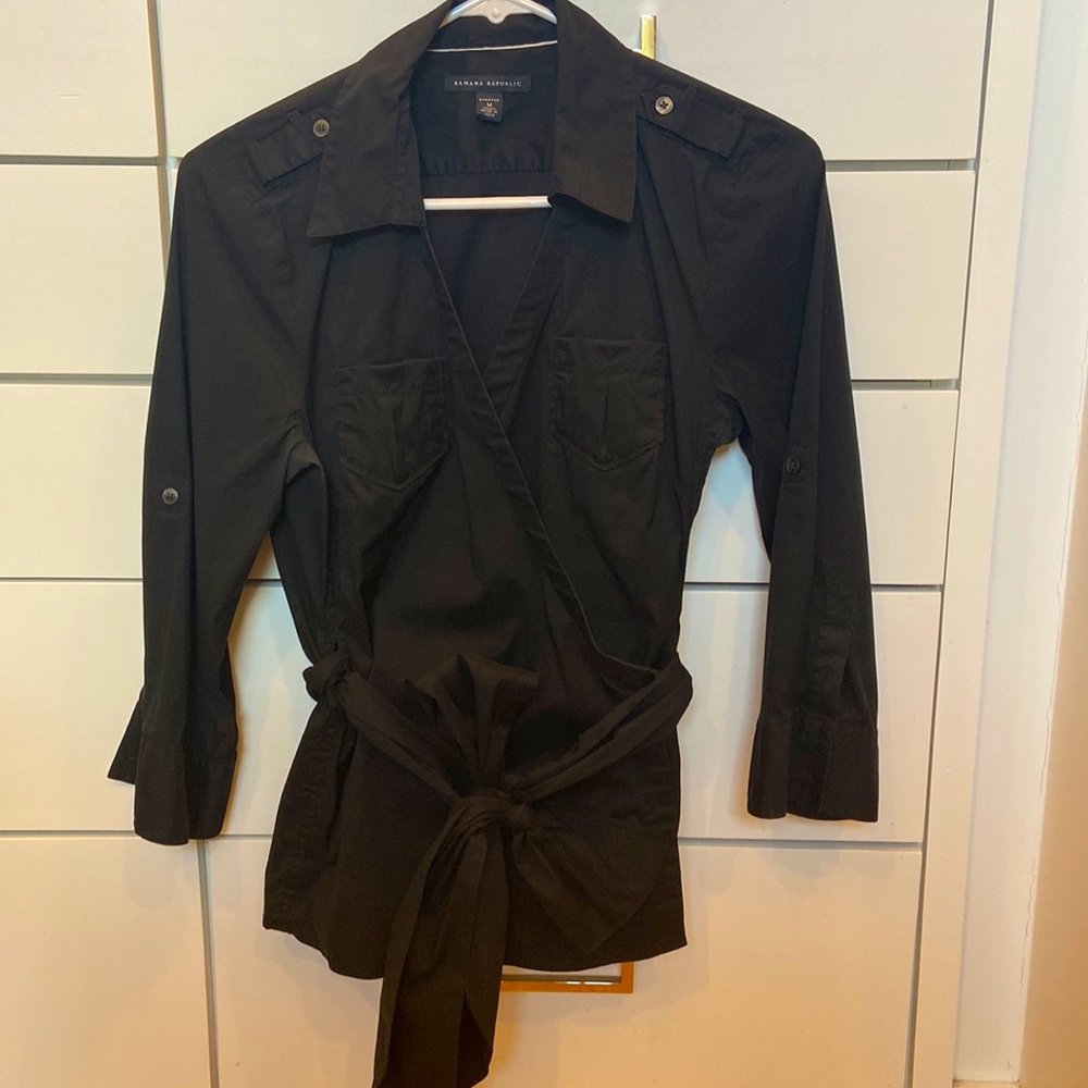 🌸5/$20 Sz Med Banana Republic Black Wrap Shirt